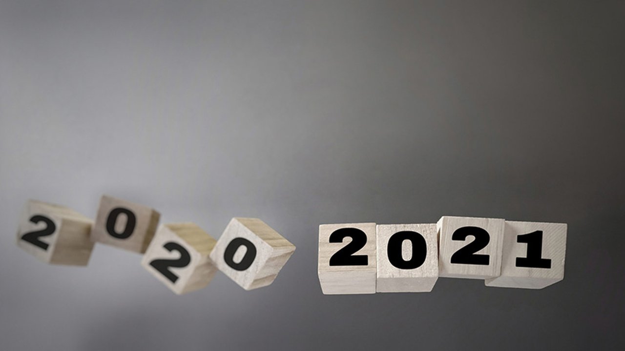 Dice displaying 2021 - 2022